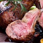 gegrilltes Lammkarree zu Ostern
